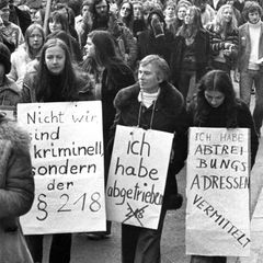 Protestwelle: In den 70er-Jahren formiert sich in der Bundesrepublik breiter Widerstand gegen den Abtreibungsparagrafen 218, hier 1975 in Frankfurt a.M.