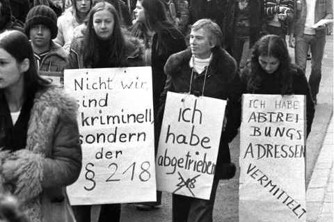 Protestwelle: In den 70er-Jahren formiert sich in der Bundesrepublik breiter Widerstand gegen den Abtreibungsparagrafen 218, hier 1975 in Frankfurt a.M.