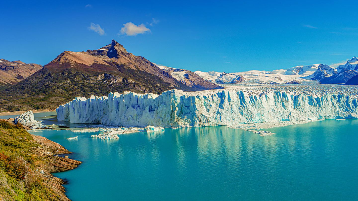 Im Vordergrund ist Wasser, im Hintergrund ein Berg und Eis Im Vordergrund ist Wasser, im Hintergrund ein Berg und Eis