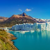 Im Vordergrund ist Wasser, im Hintergrund ein Berg und Eis