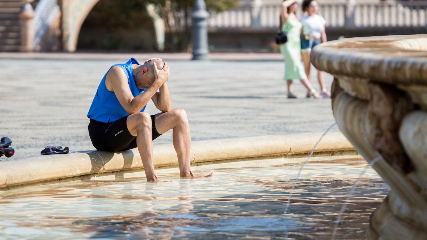 Ein Mann kühlt sich im zentralen Brunnen auf der Plaza de España in Sevilla ab. In 16 der insgesamt 17 Autonomen Gemeinschaften Spaniens sollte am Donnerstag weiterhin Hitzealarm gelten, in fünf dieser Regionen teilweise sogar Alarmstufe Rot, darunter auch in Sevilla