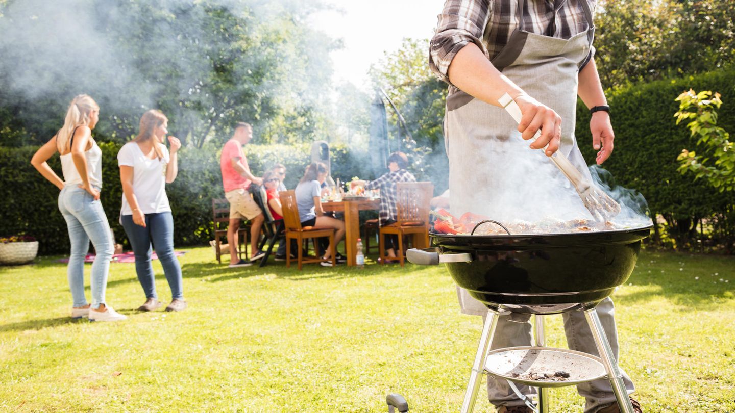 Grillen mit Freunden gehört für viele zum Sommer. Doch der Qualm enthält zahlreiche Schadstoffe 