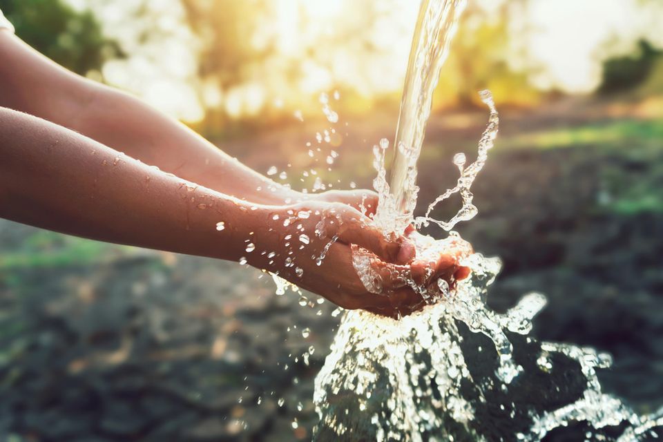Hände unter einem Wasserstrahl