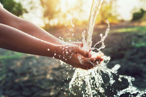 Hände unter einem Wasserstrahl