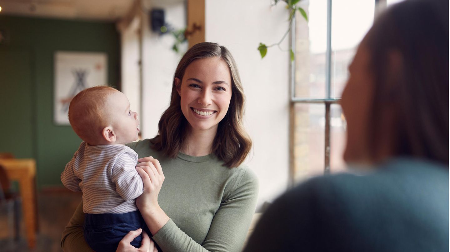 Mutter mit einem Baby auf dem Arm