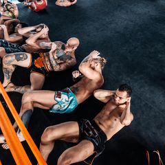 Dank Testosteron sind Männer im Schnitt größer, stärker und kantiger als Frauen. Das machte das Hormon zum biochemischen Destillat der Männlichkeit