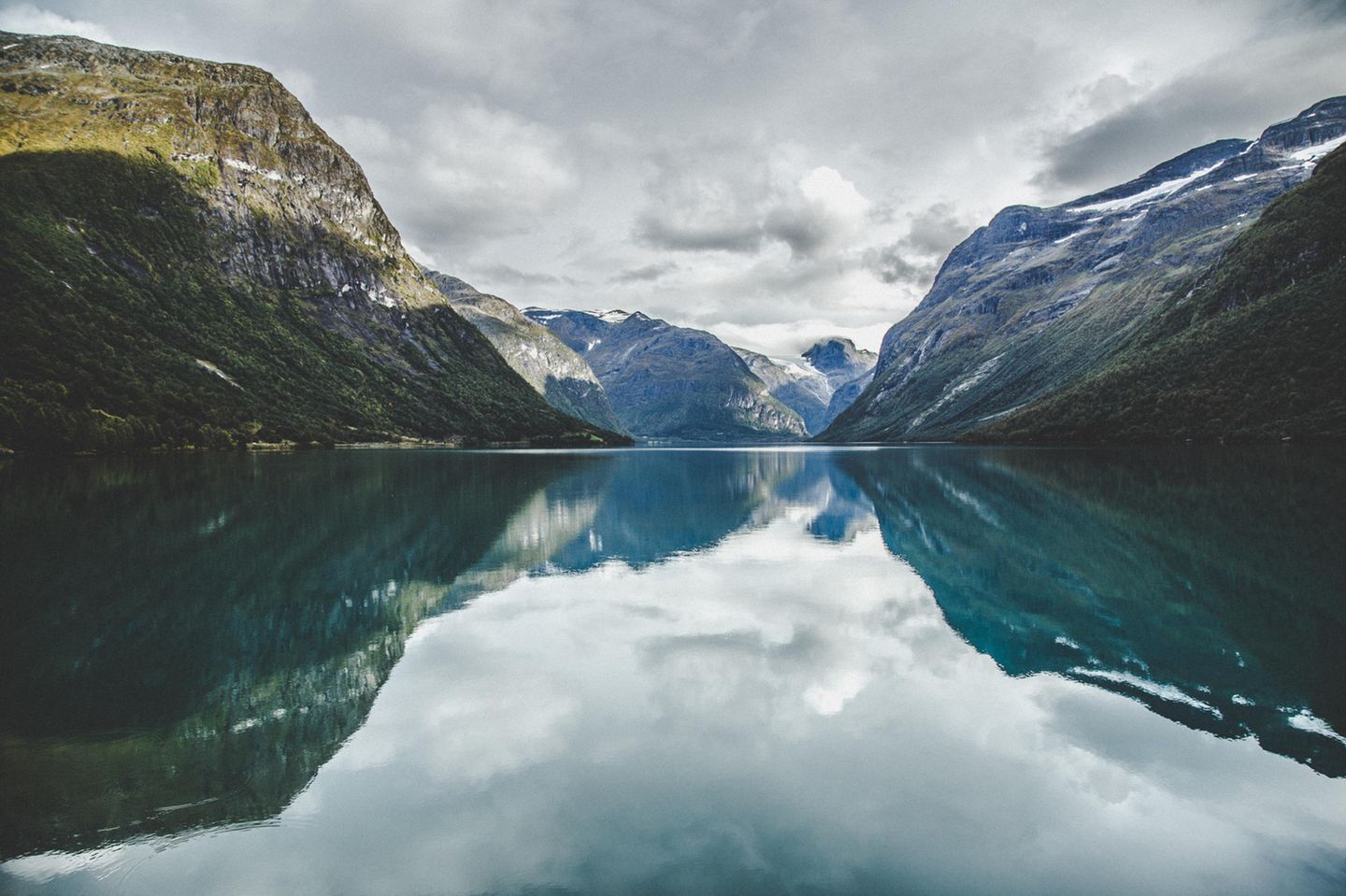 Süßwasser-Seen – hier der Lovatnet-See in Norwegen – könnten einer Studie zufolge zu Hotspots der Verschmutzung duch Mikroplastik werden