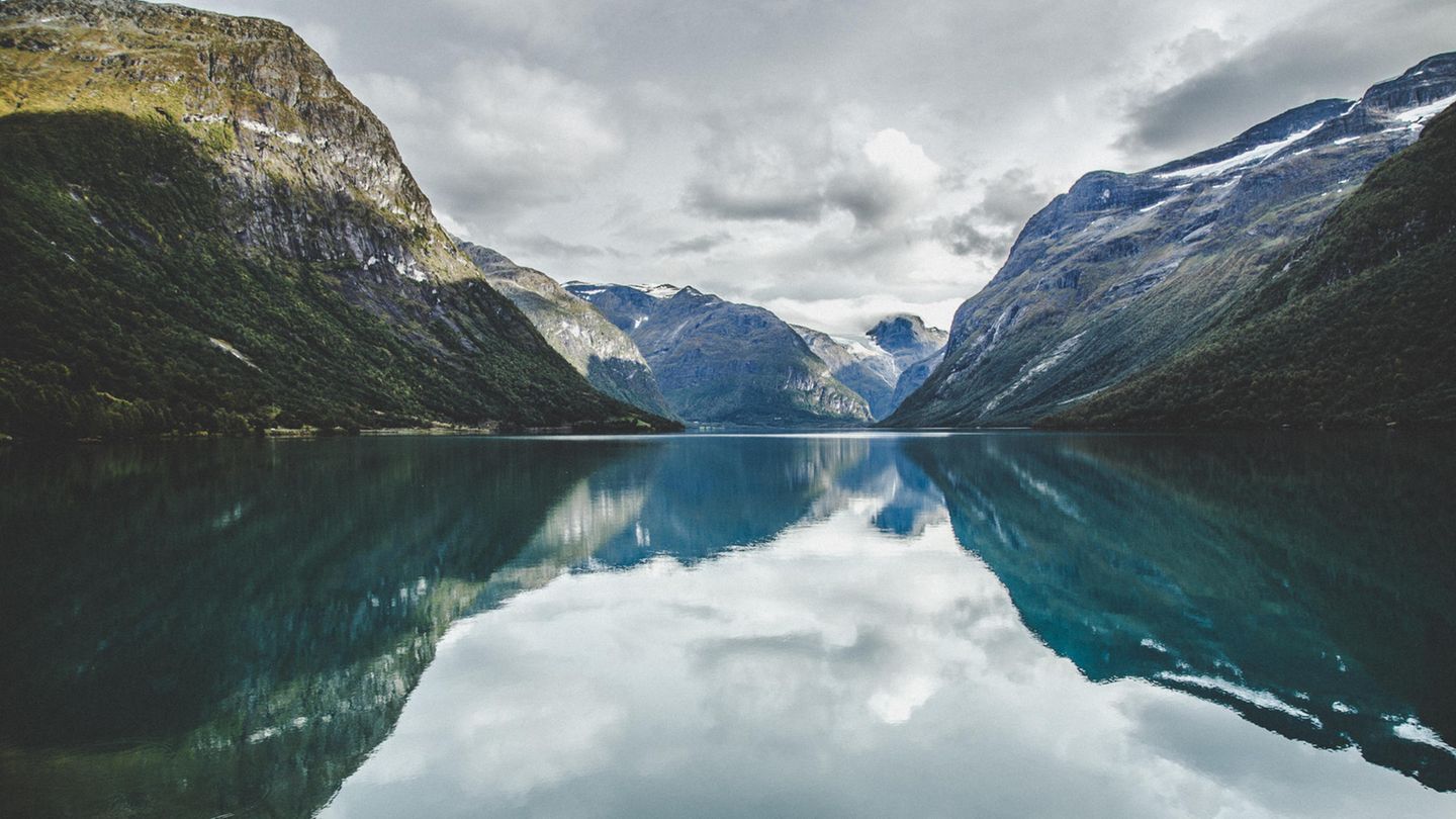 Süßwasser-Seen – hier der Lovatnet-See in Norwegen – könnten einer Studie zufolge zu Hotspots der Verschmutzung duch Mikroplastik werden