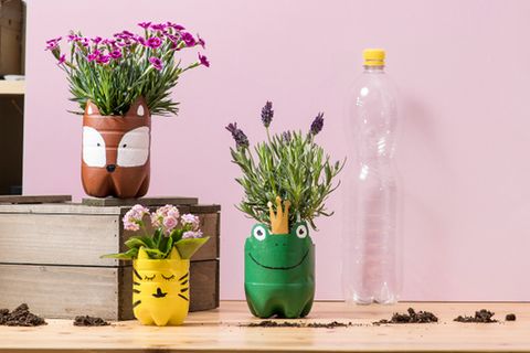 Selbstgemachte Blumentöpfe aus Plastikflaschen mit Tiermotiven