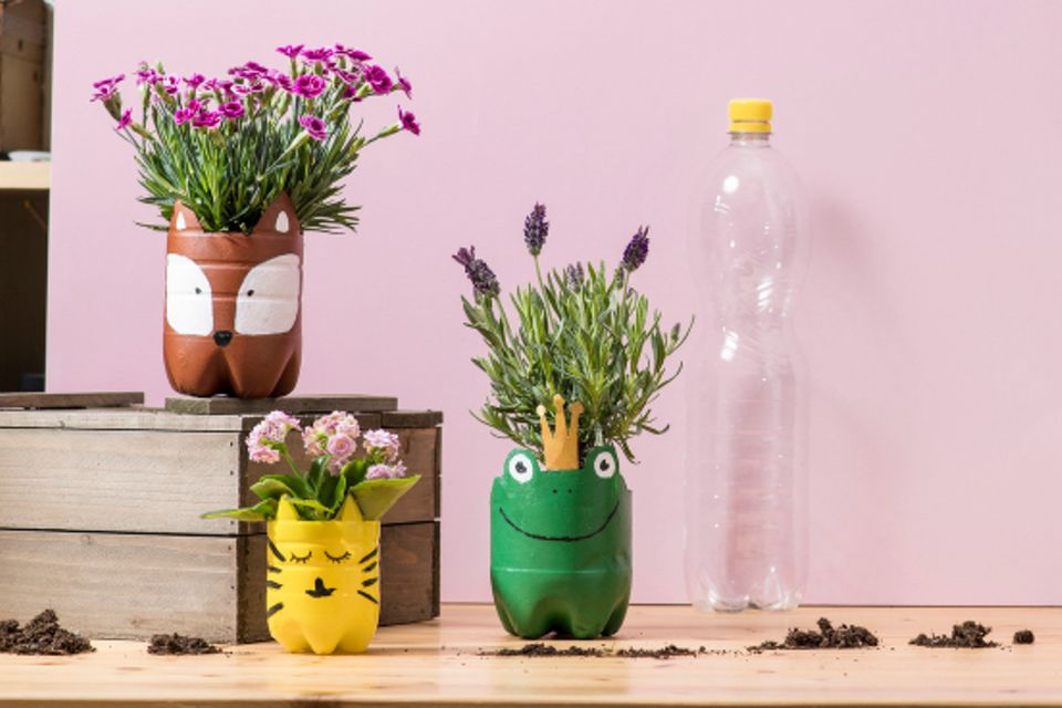 Selbstgemachte Blumentöpfe aus Plastikflaschen mit Tiermotiven