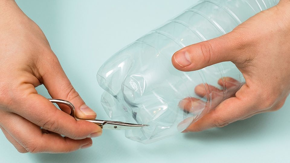 Anleitung: Bastelt euch Blumentöpfe aus alten Plastikflaschen!