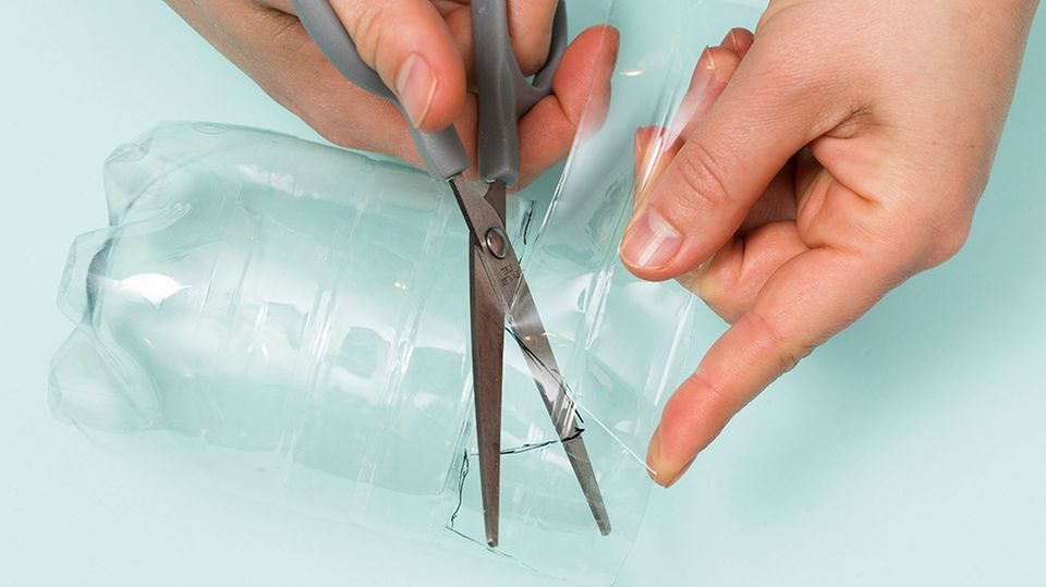 Anleitung: Bastelt euch Blumentöpfe aus alten Plastikflaschen!