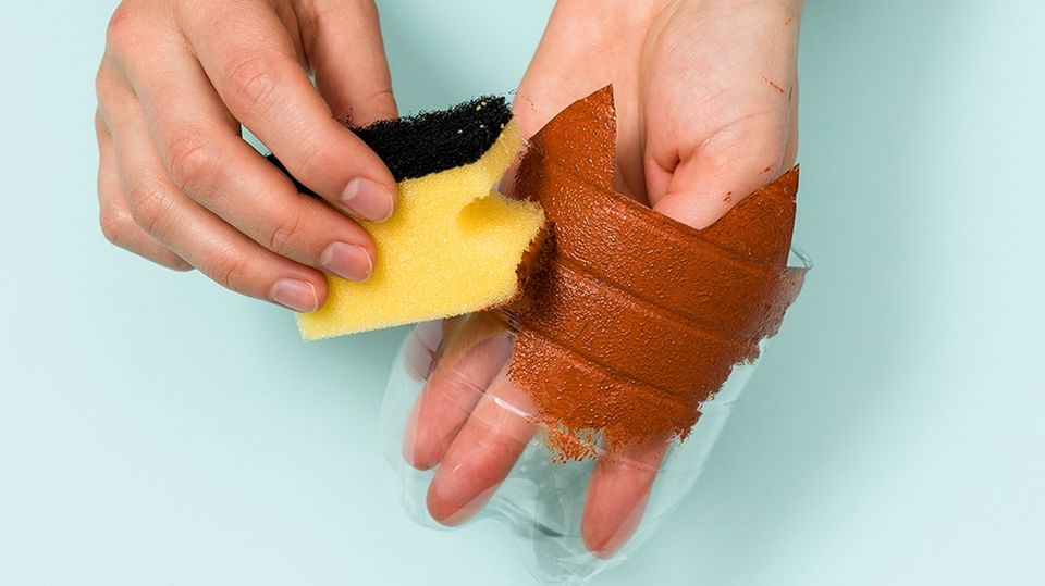 Anleitung: Bastelt euch Blumentöpfe aus alten Plastikflaschen!
