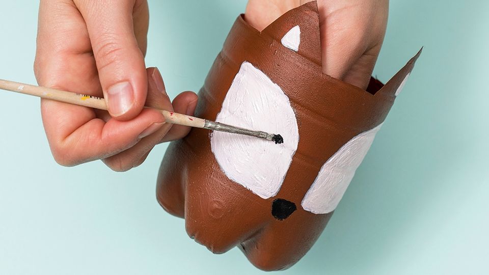 Anleitung: Bastelt euch Blumentöpfe aus alten Plastikflaschen!