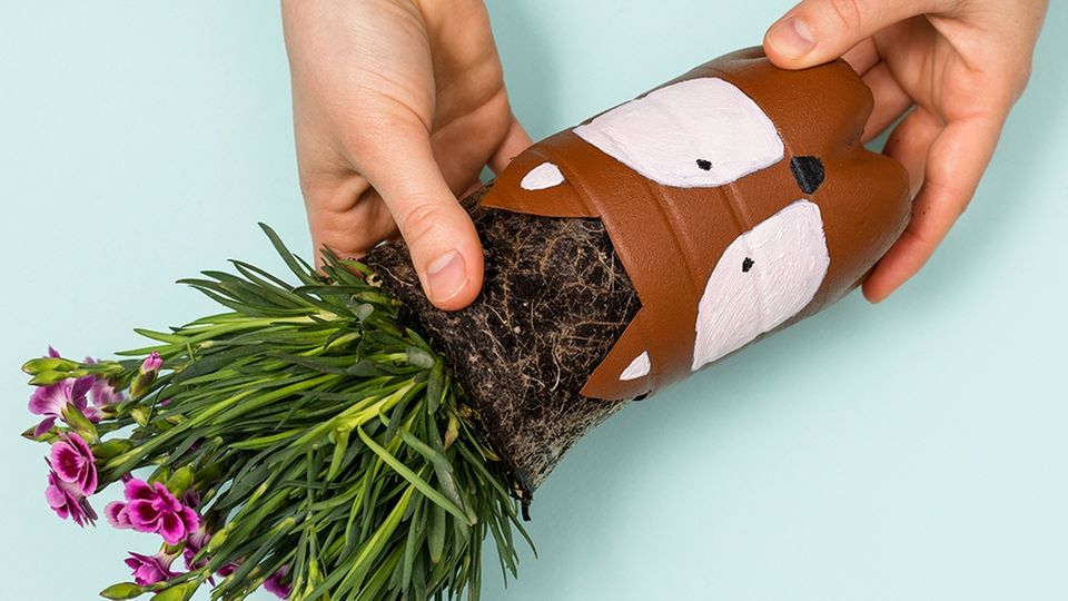 Anleitung: Bastelt euch Blumentöpfe aus alten Plastikflaschen!