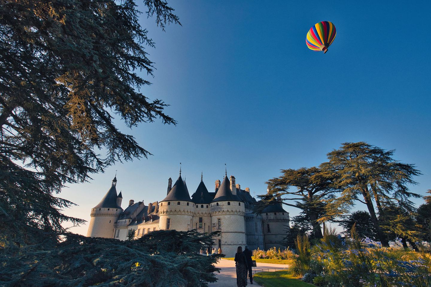 Ein bunter Heißluftballon über dem Château de Chaumont