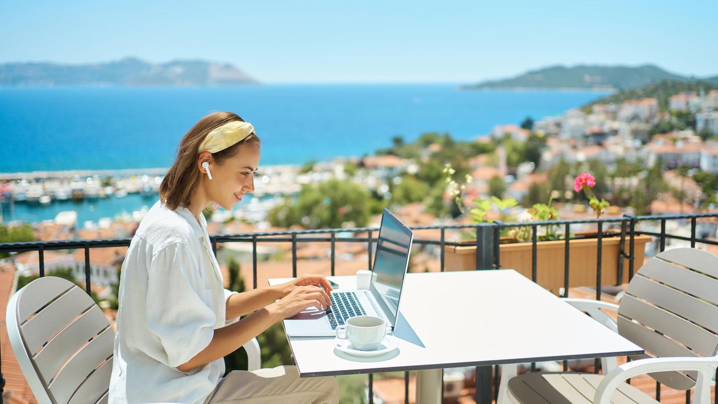 Auch wenn der Laptop an Board ist: Für den Arbeitgeber müssen Urlaubende in der Regel nicht verfügbar sein 