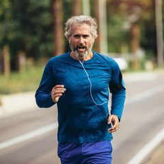 Ein moderates Pensum an Alltagsbewegung hält das Fitness-Niveau im altersgemäß oberen Bereich (Symbolbild) 