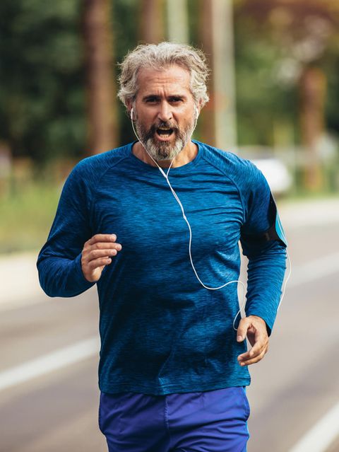 Ein moderates Pensum an Alltagsbewegung hält das Fitness-Niveau im altersgemäß oberen Bereich (Symbolbild) 