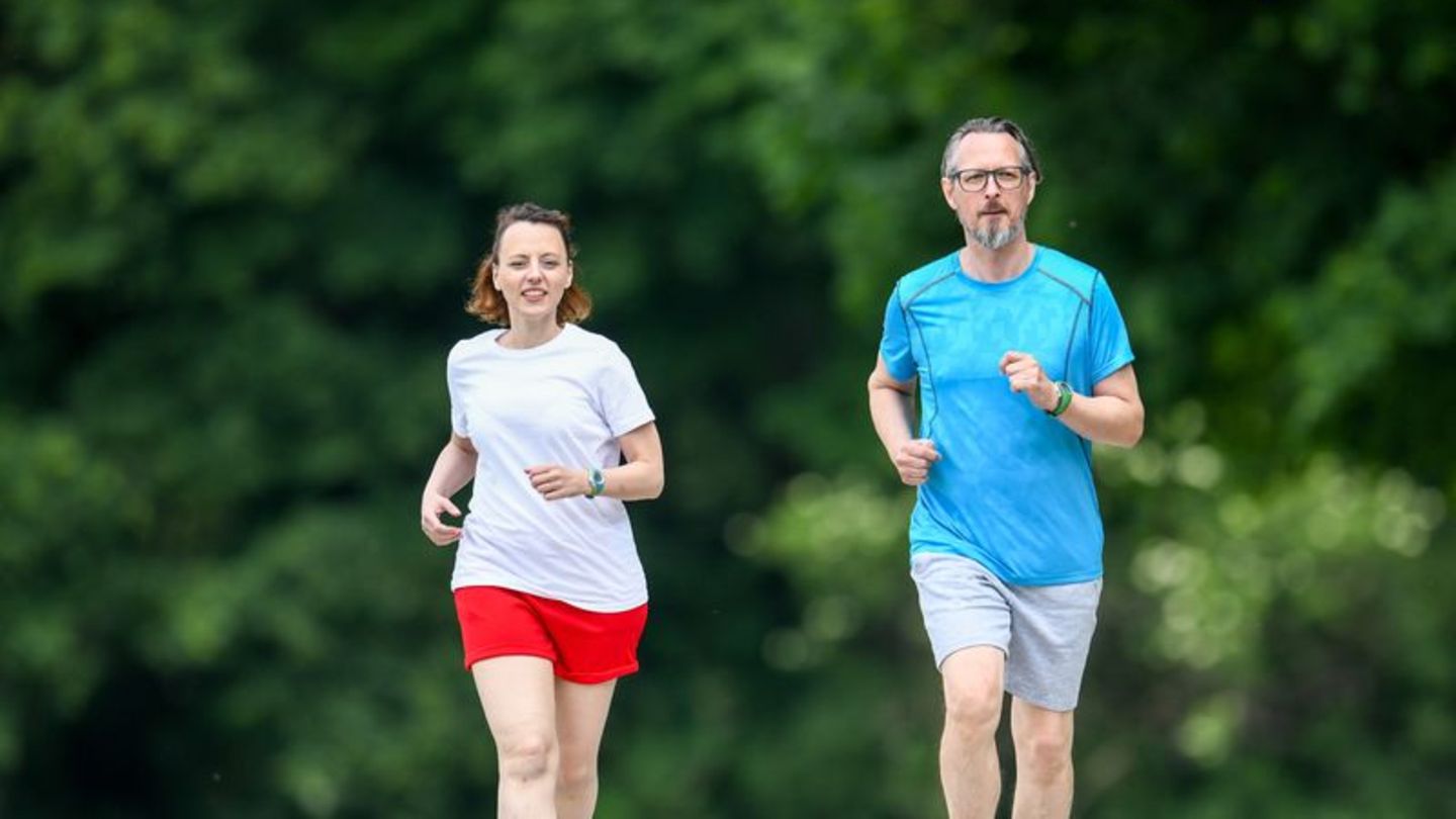 Frau und Mann joggen