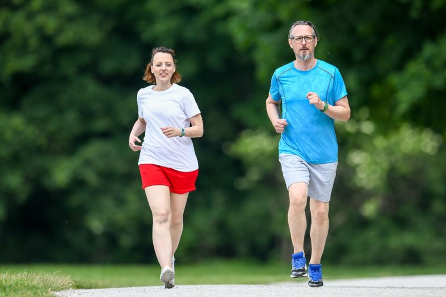 Frau und Mann joggen