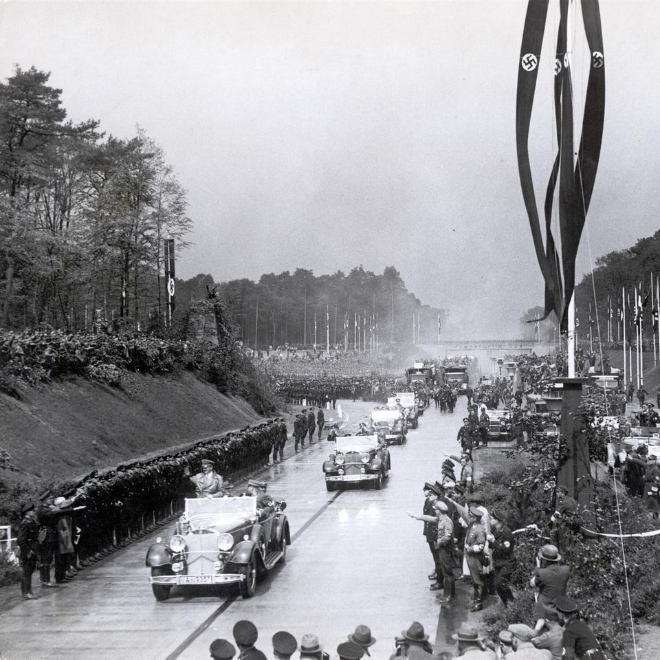 Blick auf die Eröffnung der Autobahn zwischen Frankfurt am Main und Darmstadt