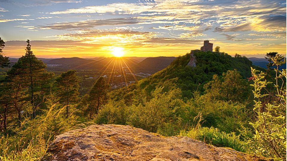 Burg Trifels bei Sonnenuntergang