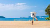 Schwimmer in blauer Badehose an der Repulse Bay, Hongkong