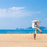 Schwimmer in blauer Badehose an der Repulse Bay, Hongkong