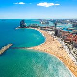 Blick aus der Luft auf den Strand Barceloneta, Barcelona