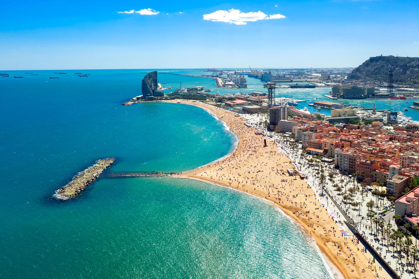 Blick aus der Luft auf den Strand Barceloneta, Barcelona