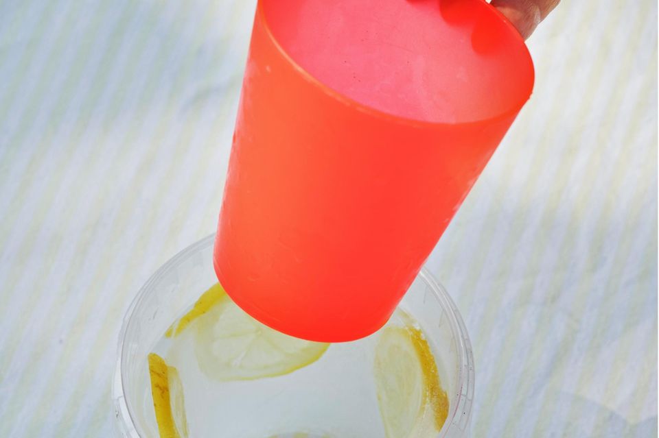 Anleitung: So macht ihr euch einen Becher aus Eis!