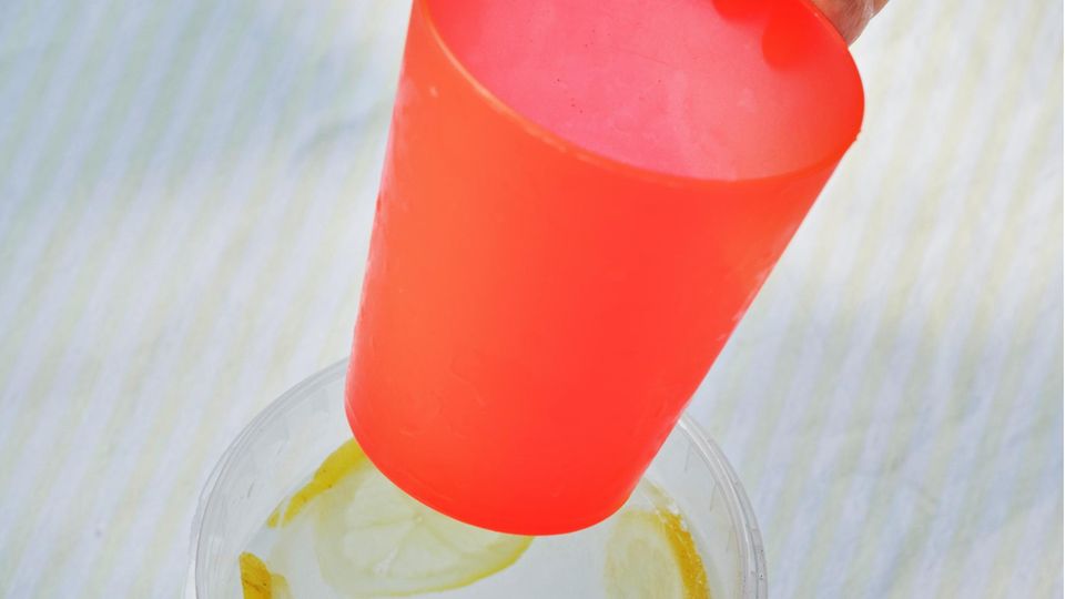 Anleitung: So macht ihr euch einen Becher aus Eis! Anleitung: So macht ihr euch einen Becher aus Eis!