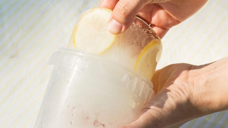 Anleitung: So macht ihr euch einen Becher aus Eis! Anleitung: So macht ihr euch einen Becher aus Eis!