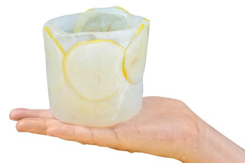 Anleitung: So macht ihr euch einen Becher aus Eis!