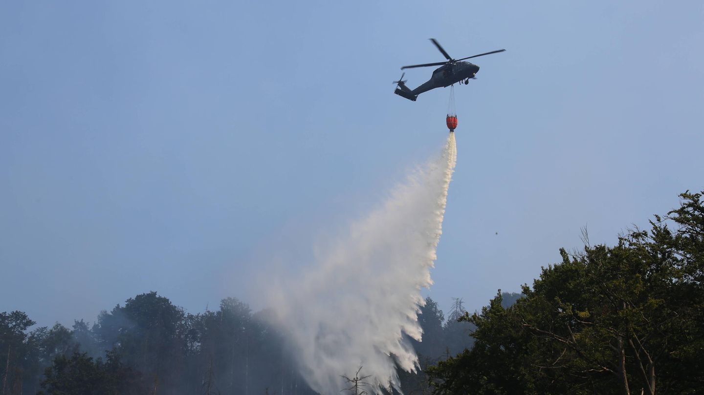 Auch mit Hubschraubern wird der Waldbrand in der Sächsischen und der Böhmischen Schweiz bekämpft
