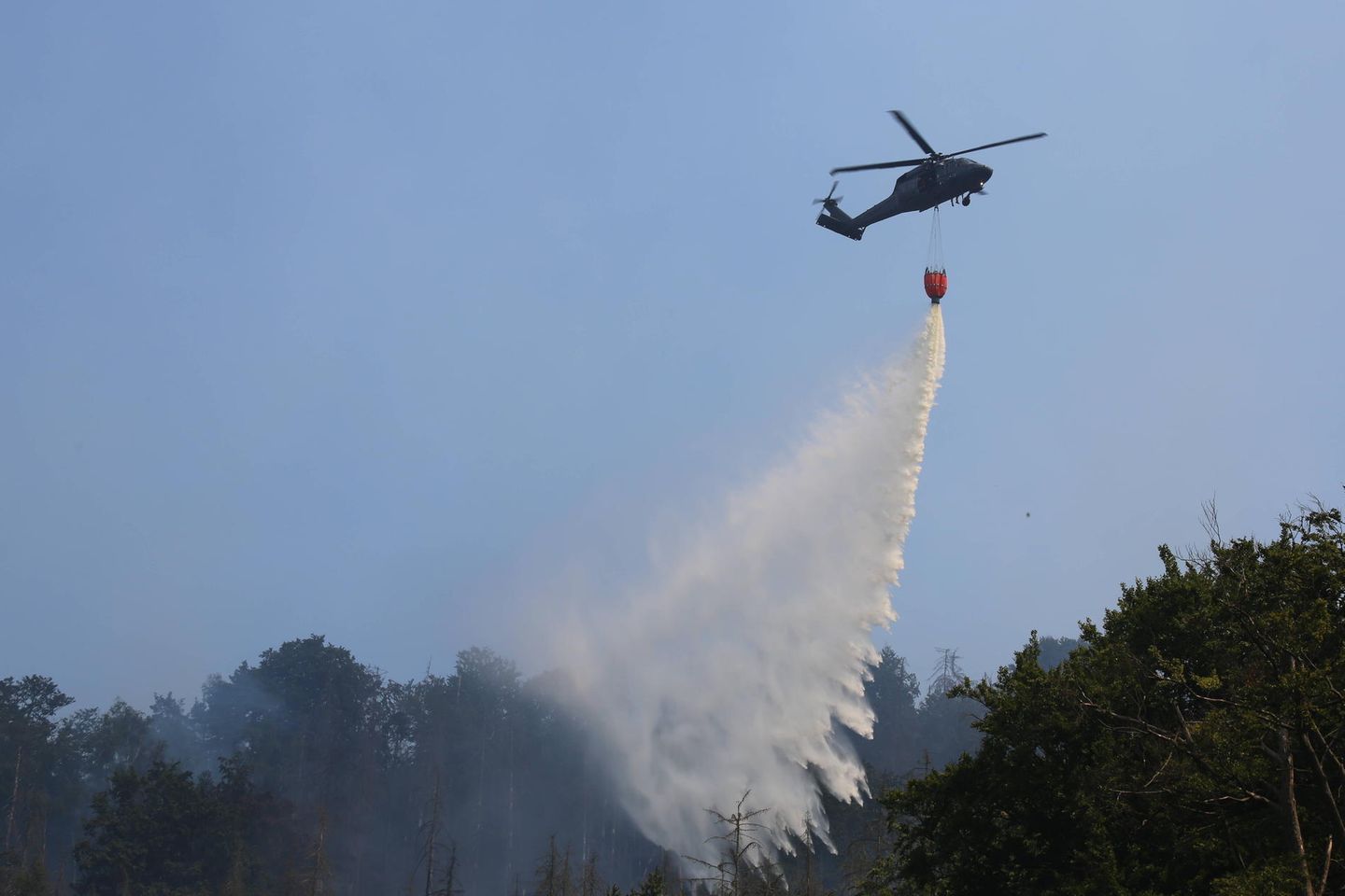 Auch mit Hubschraubern wird der Waldbrand in der Sächsischen und der Böhmischen Schweiz bekämpft