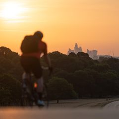 Besonders in Städten staut sich die Hitze. Dort ist es oft sechs bis sieben Grad wärmer als im Umland