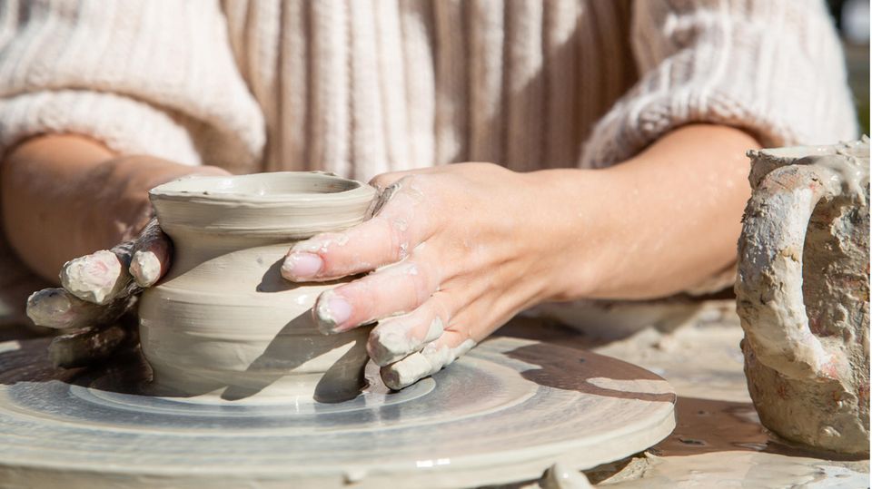 Töpfernde Frau an der Töpferscheibe