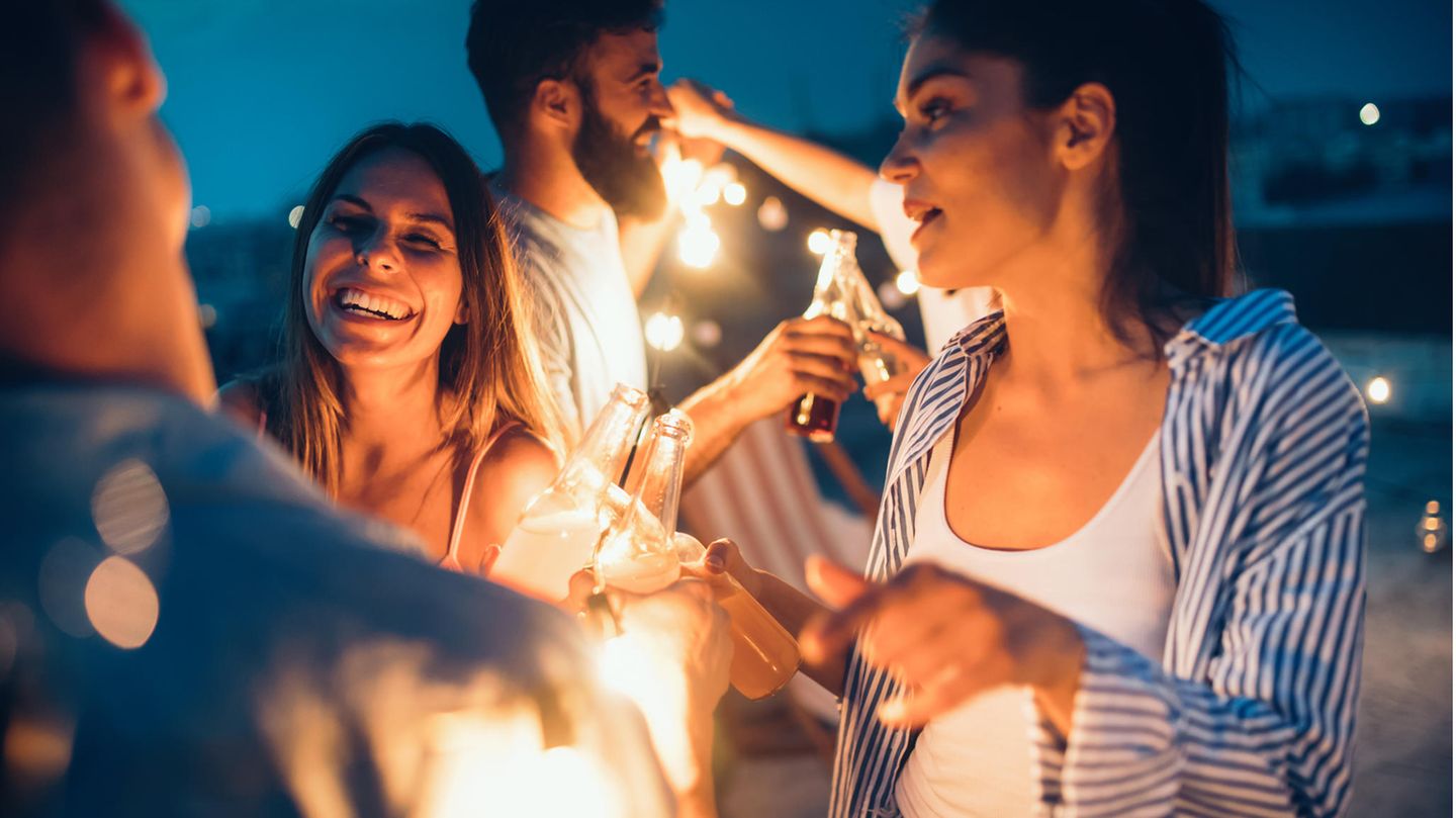 Junge Menschen bei einer abendlichen Gartenparty