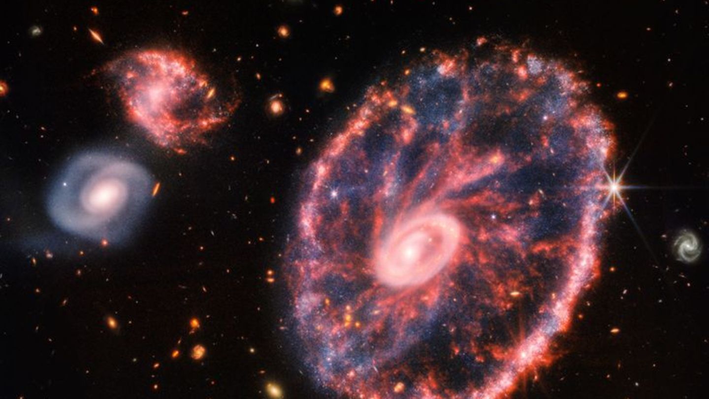 Große, rosa-blau gesprenkelte Galaxie, fotografiert vom "James Webb" Teleskop