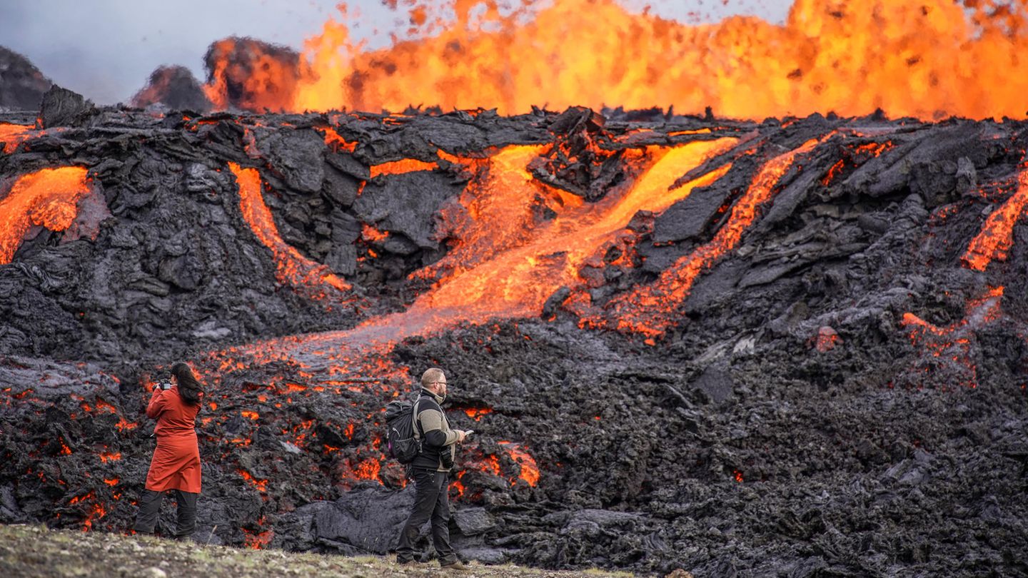 Island Vulkanausbruch bei Reykjavik erzeugt großen Erdriss [GEO]