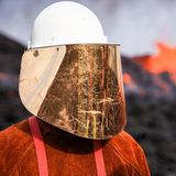 Mann in Schutzkleidung vor Vulkanausbruch