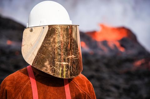 Mann in Schutzkleidung vor Vulkanausbruch