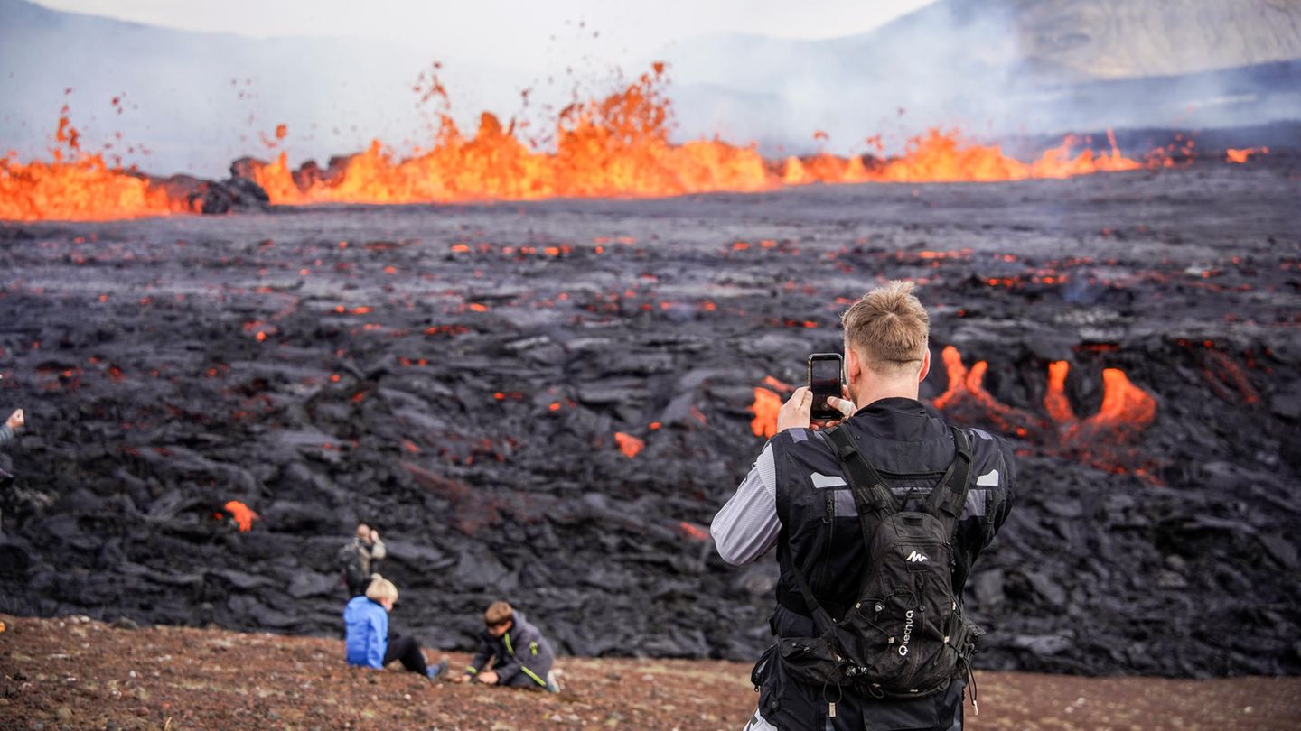 Schaulustige beim Vulkanausbruch auf Island
