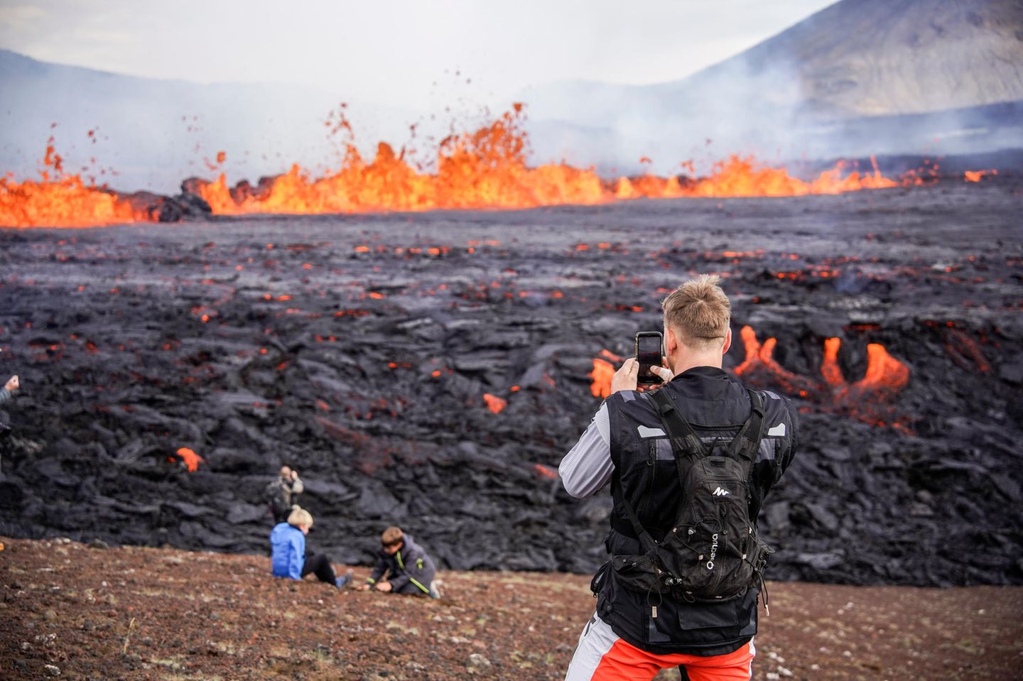 Schaulustige beim Vulkanausbruch auf Island