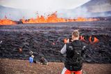Schaulustige beim Vulkanausbruch auf Island