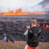 Schaulustige beim Vulkanausbruch auf Island