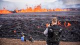 Schaulustige beim Vulkanausbruch auf Island