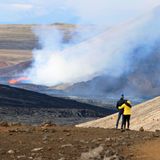 Menschen betrachten die Aktivität des Vulkans Fagradalsfjall